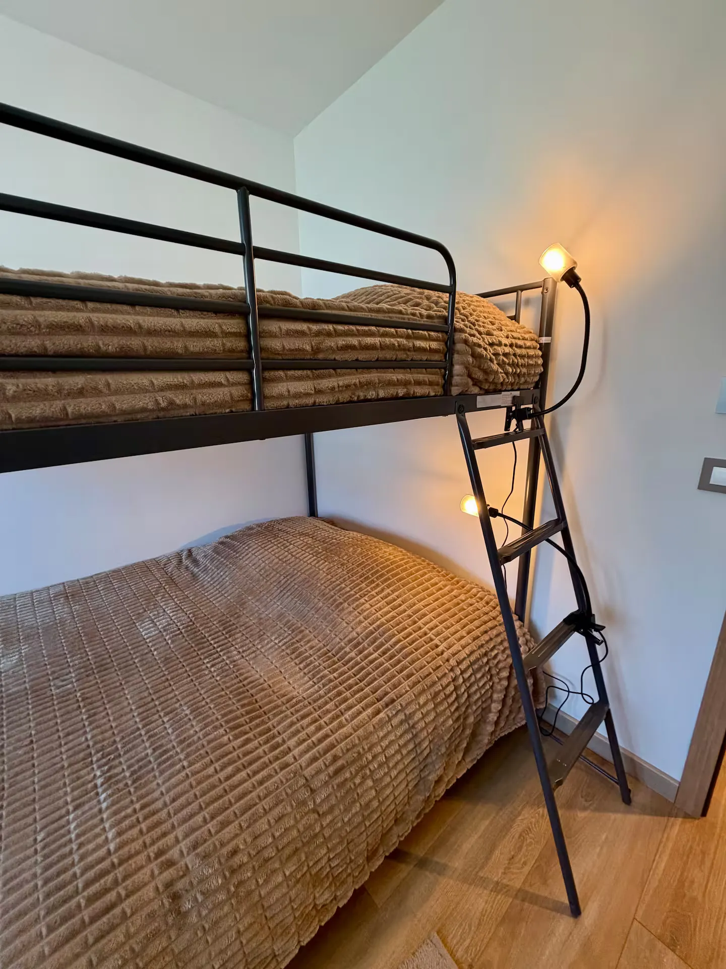 Le dortoir des grands : lits 140 superposés et plaids camel