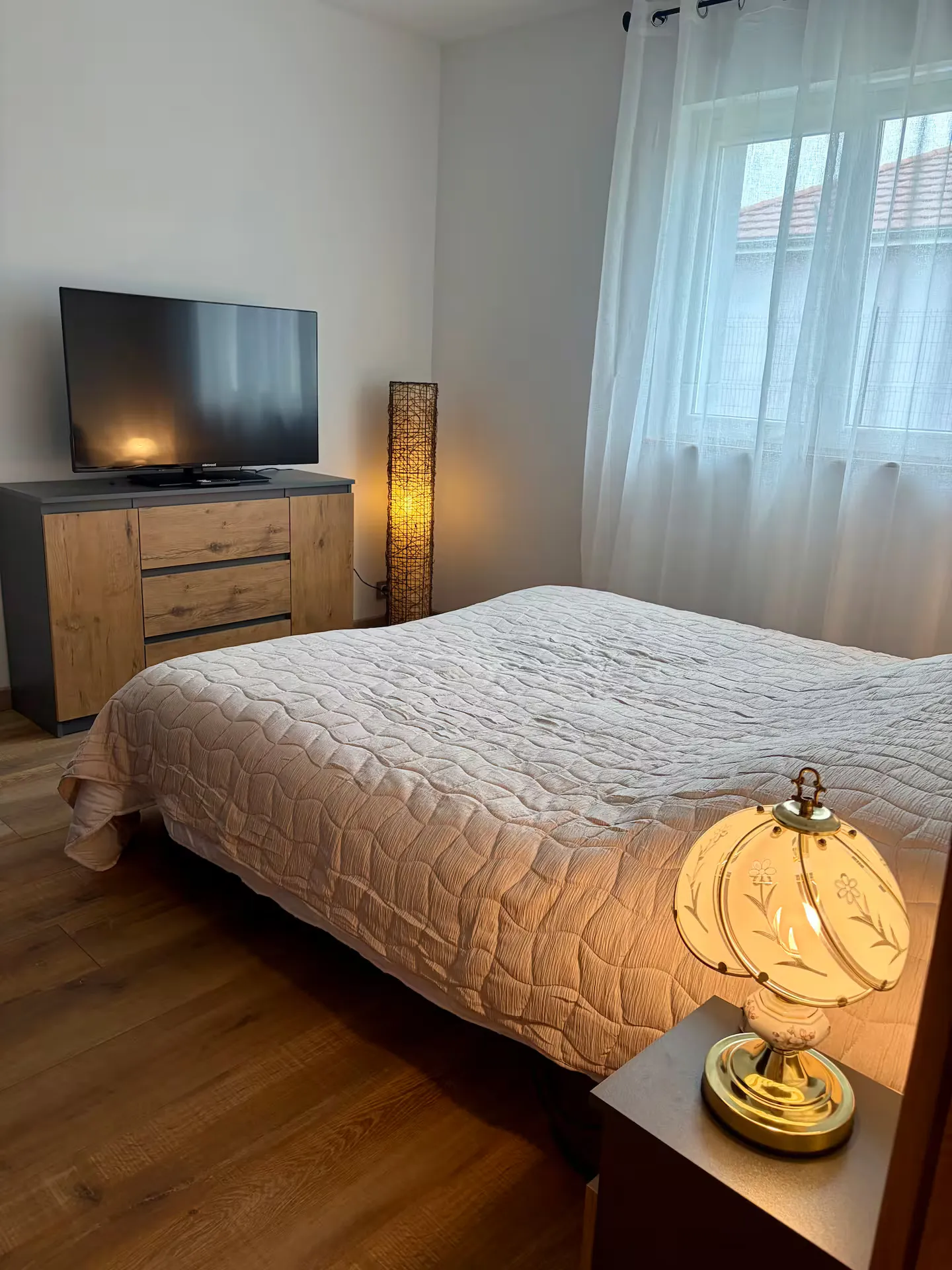 La chambre chêne : lit 160, commode assortie et lampes d’ambiance