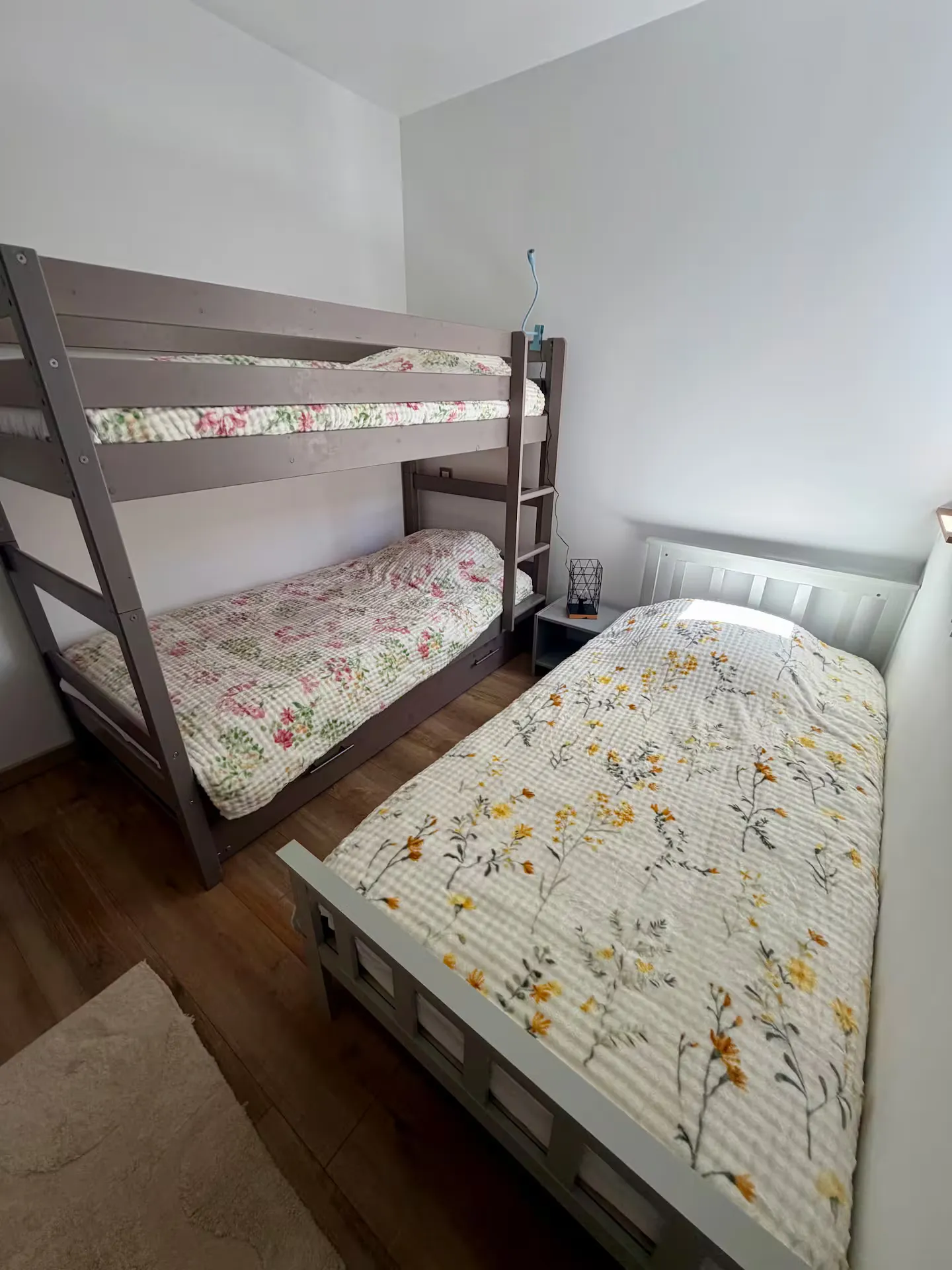 La chambre des petits : lits superposés et parures fleuries