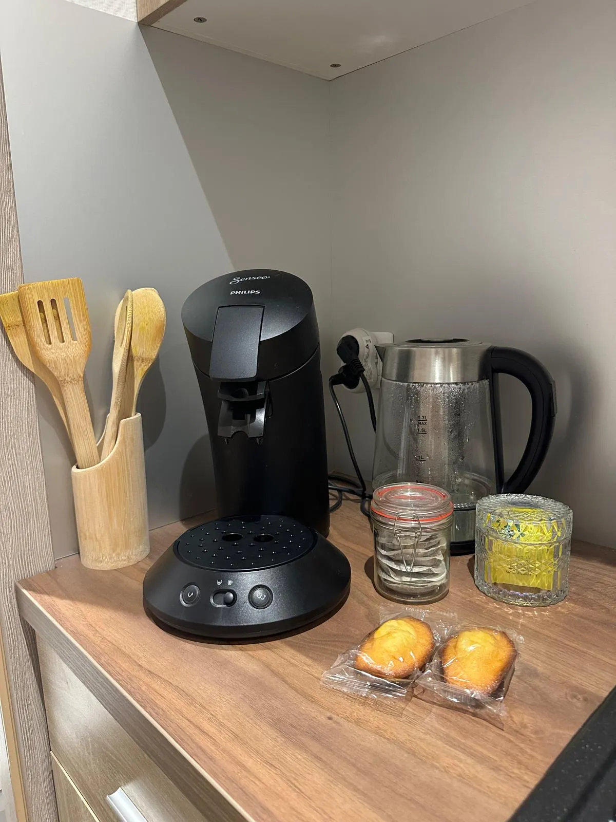 La kitchenette en chêne clair : évier, induction, micro-ondes