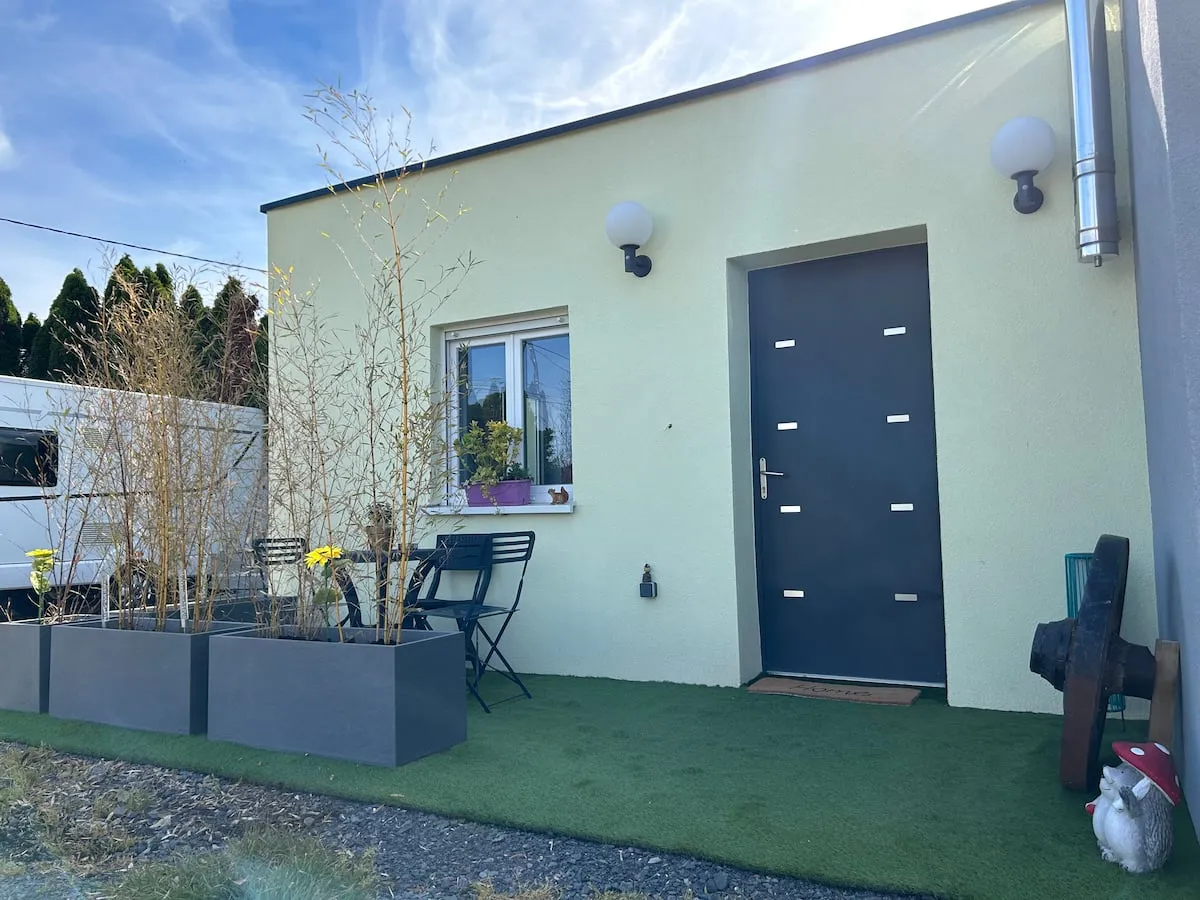 La Petite Escale, sa façade vert tendre et sa terrasse au soleil