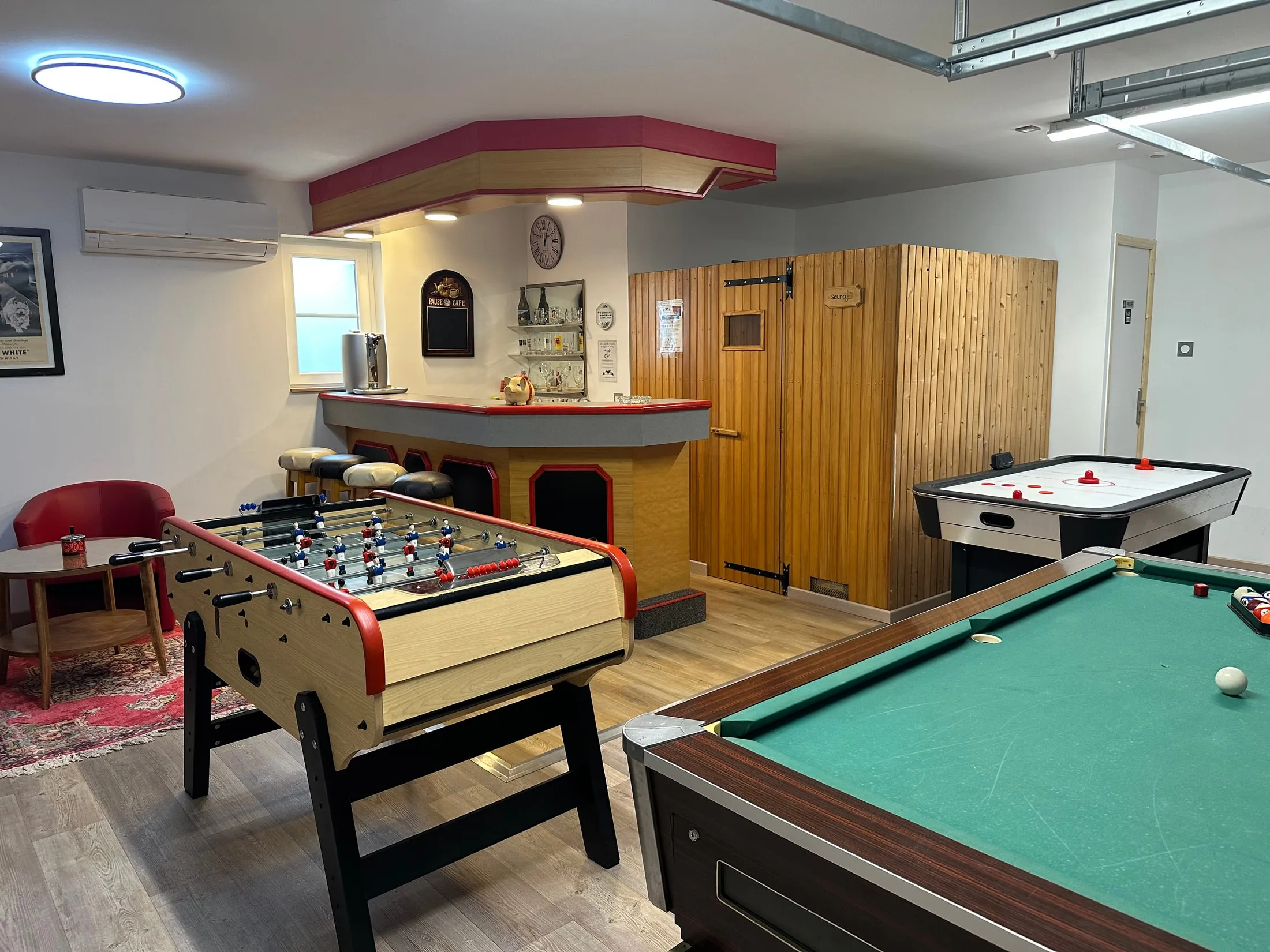 La salle de jeux de la Grande Escale : baby-foot, bar, sauna, air hockey et billard