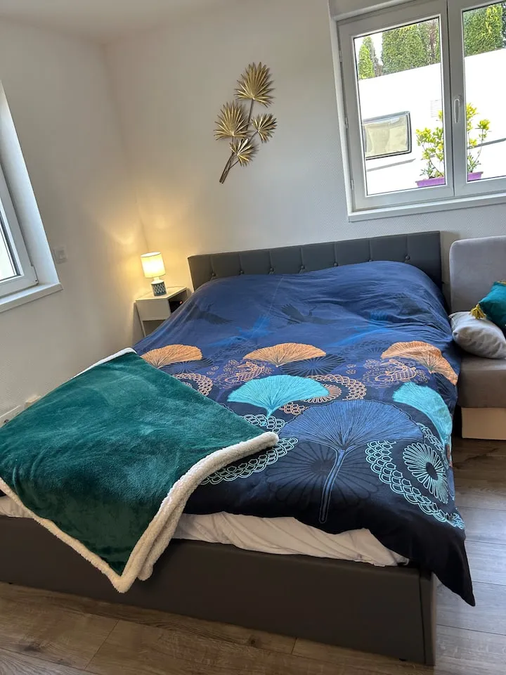 Le lit de la Petite Escale et sa parure aux feuilles de ginkgo