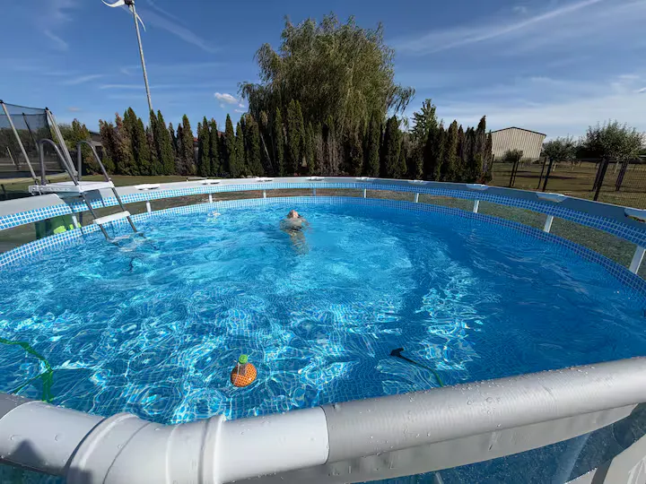 L’eau bleue de la piscine au soleil, une nageuse en plein bain