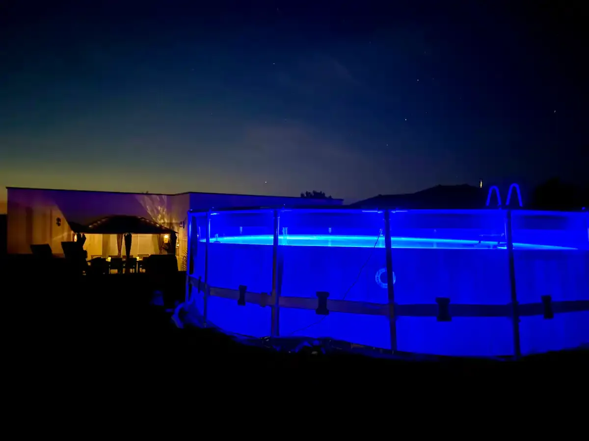 La piscine illuminée de bleu à la nuit tombée