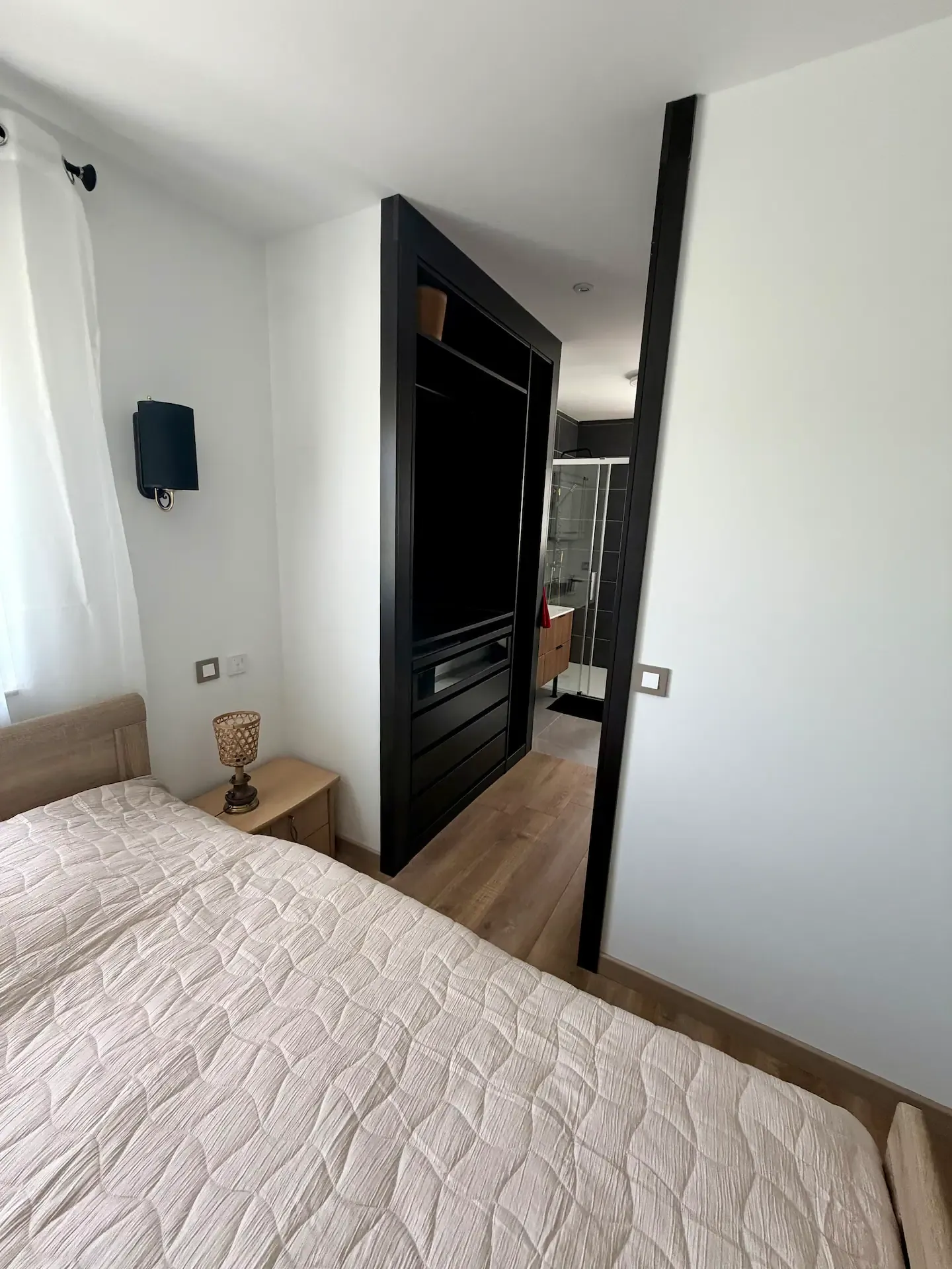 La suite parentale, son dressing noir et sa salle d’eau attenante