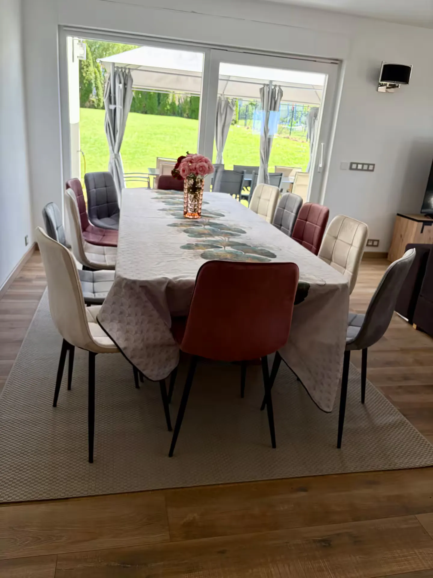 La grande table dressée pour douze, bouquet au centre