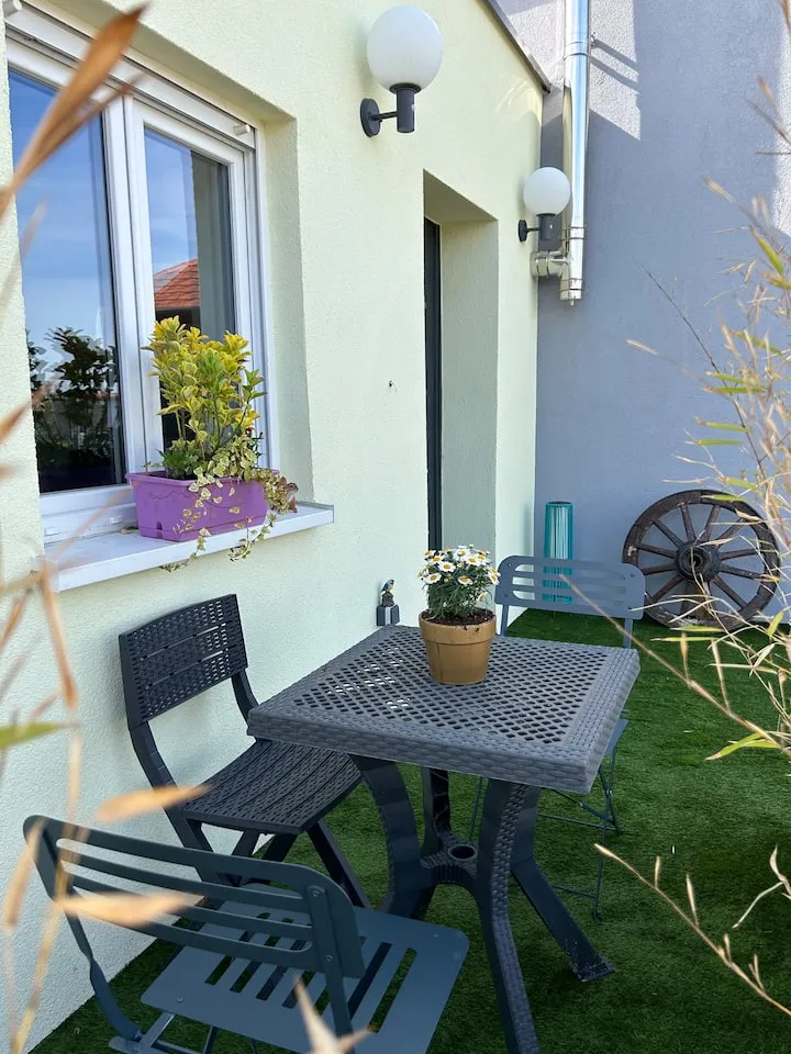 La terrasse de la Petite Escale : table bistrot, marguerites et bambous